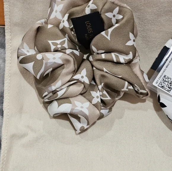 LOUIS VUITTON SCRUNCHIE HAIR ACCESSORY SET 2 RIBBONS 100  display picture 3